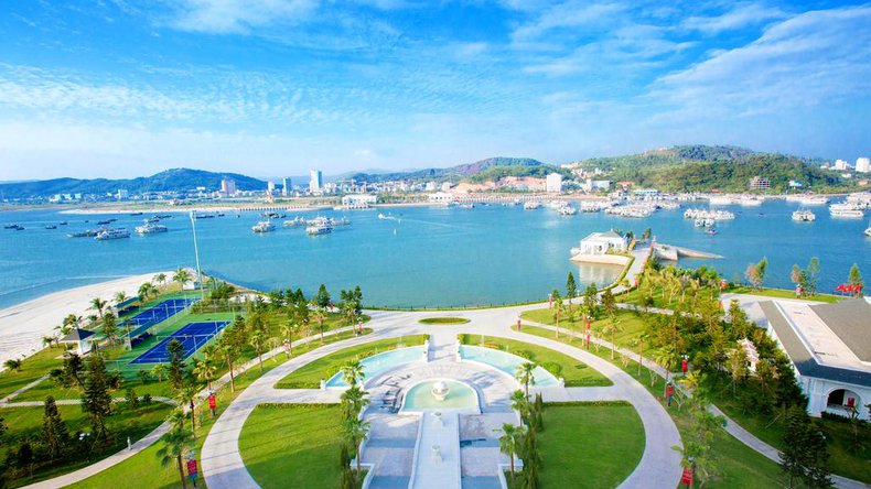 1. Vinpearl Resort & Spa Ha Long