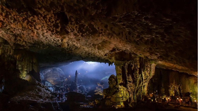 https://www.visithalongbay.com/media/uploads/froala_editor/images/sung-sot-cave12.jpg