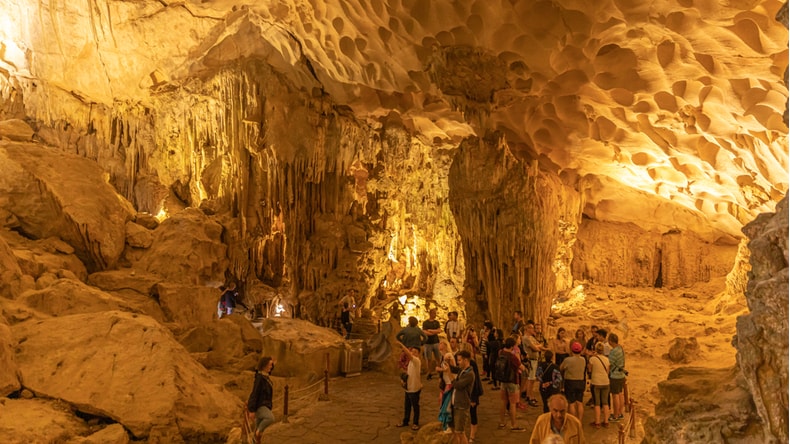 https://www.visithalongbay.com/media/uploads/froala_editor/images/sung-sot-cave14.jpg