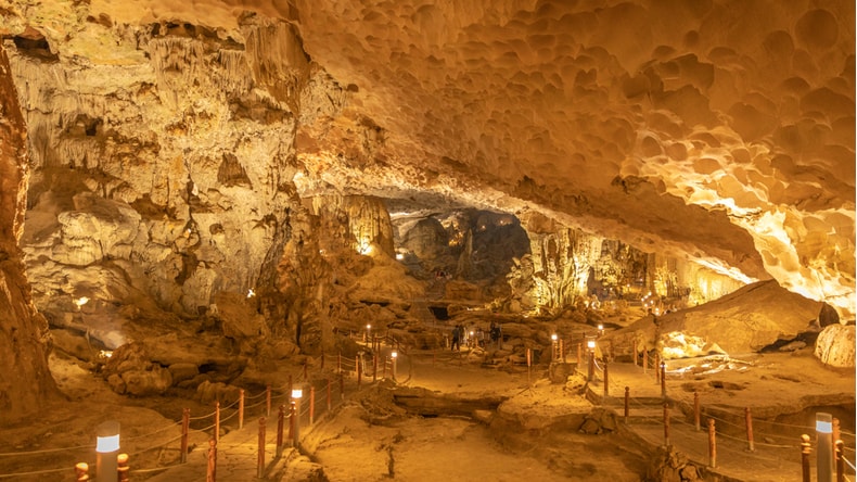 https://www.visithalongbay.com/media/uploads/froala_editor/images/sung-sot-cave15.jpg